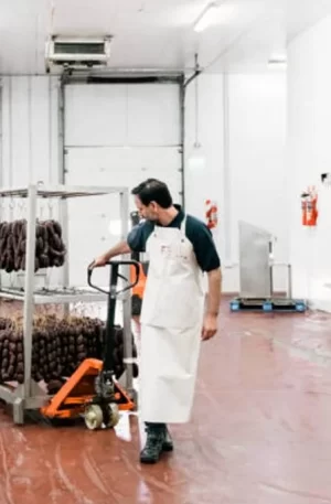 Patin de Carga para Congeladores Patin Hidráulico para Congeladores Patin Hidráulico para Congeladores: diseñado para durar y soportar las duras temperaturas y los efectos de entornos constantemente fríos. Capacidad: De acuerdo a las medidas del Patin Largo: De acuerdo a las medidas del Patin Ancho Exterior: De acuerdo a las medidas del Patin Altura Mínima: De acuerdo a las medidas del Patin De acuerdo a las medidas del Patin Altura Máxima: De acuerdo a las medidas del Patin Distancia entre uñas: De acuerdo a las medidas del Patin Pistones: Pulidos y Cromados  Sellado: Doble para mayor duración Ruedas de Carga: Tipo tándem Válvula: De seguridad para sobre carga.  Color: Rojo o Amarillo. Palanca de Mandos: Tres posiciones subir, bajar  y neutro. Palanca para bajar con el pie en la bomba.  